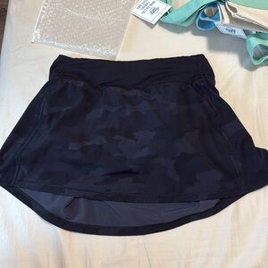 Black Camo Skirt Lululemon - pace rival skirts - size 4